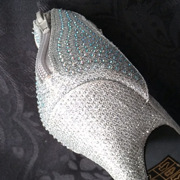 Paul Dumas Formal Silver open toe kitten heeled 6 1/2 M - Picture 8 of 9